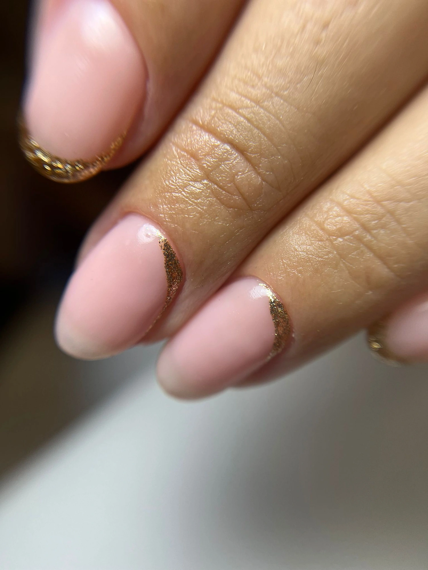 Decoración sencilla de Kanyi, base rosa con una fina línea dorada