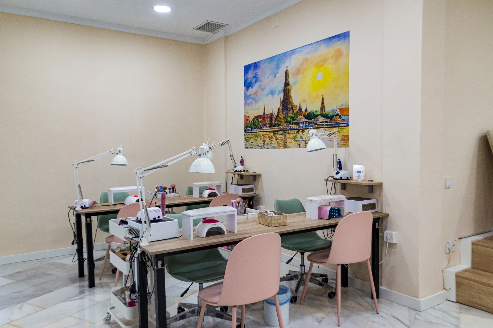 Zona de manicura de Kanyi Nails & Beauty, sin personas
