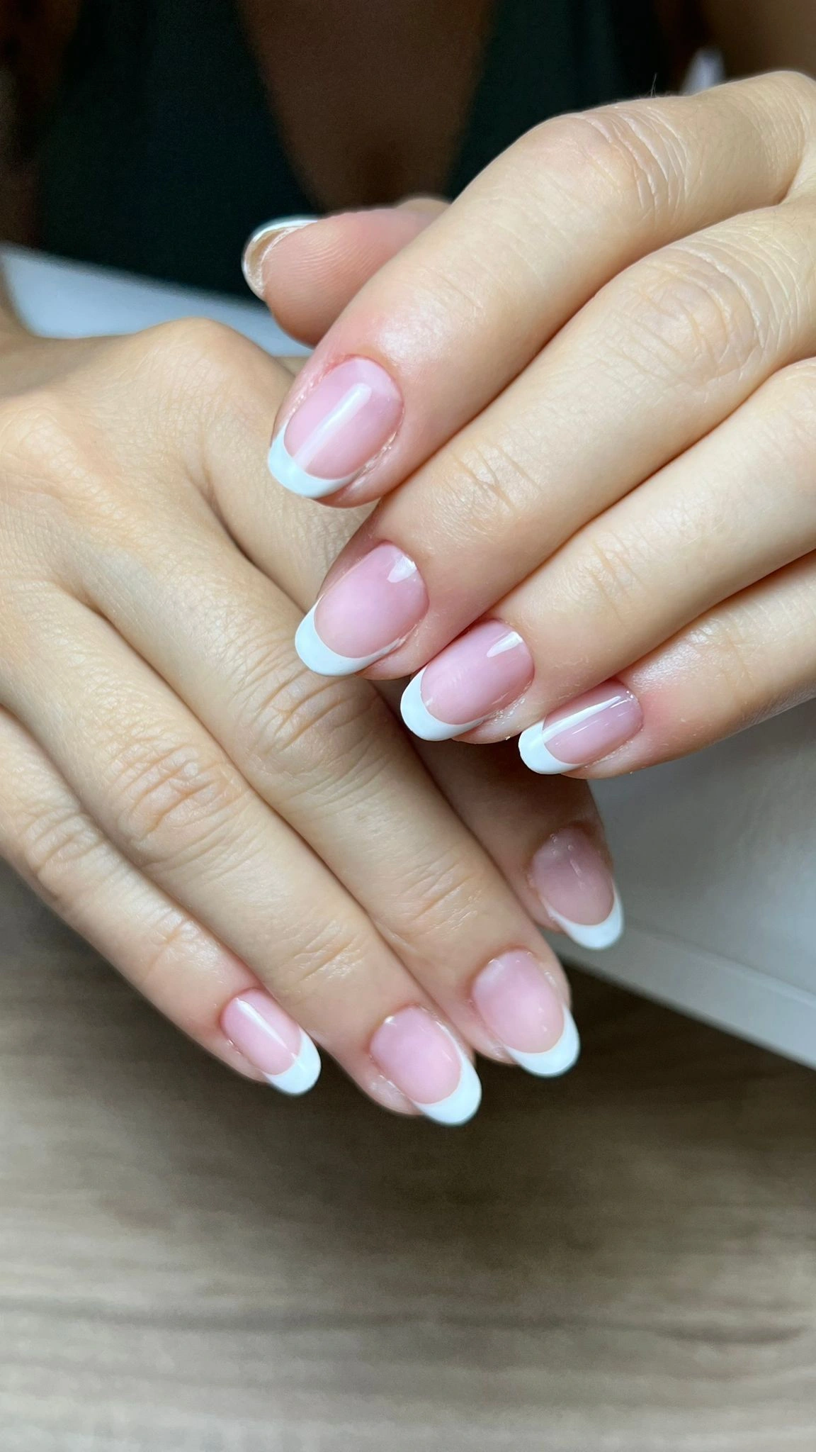 Manicura francesa clásica realizada en Kanyi, ambas manos con base rosa y puntas blancas