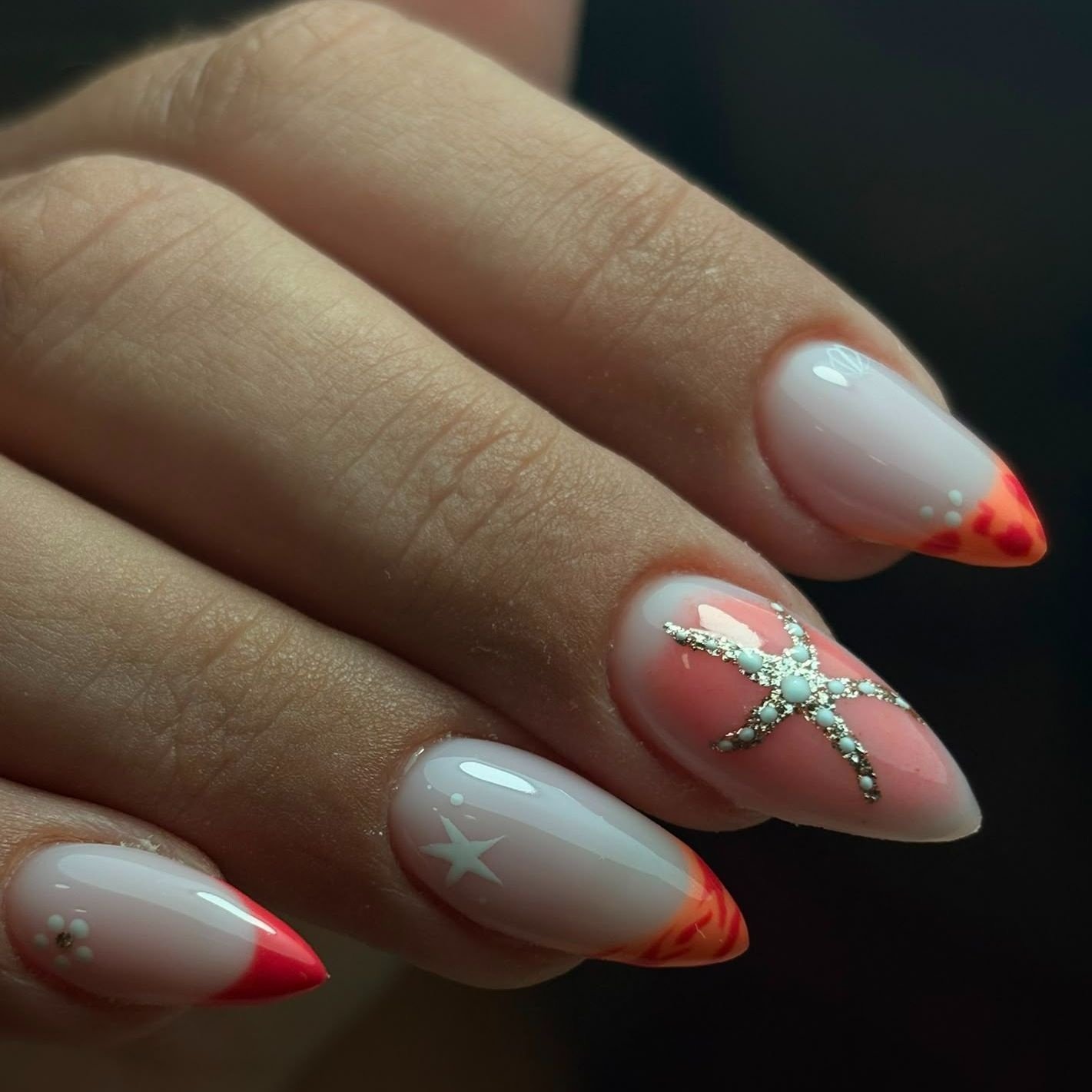 Manicura con decoración floral realizada en Kanyi